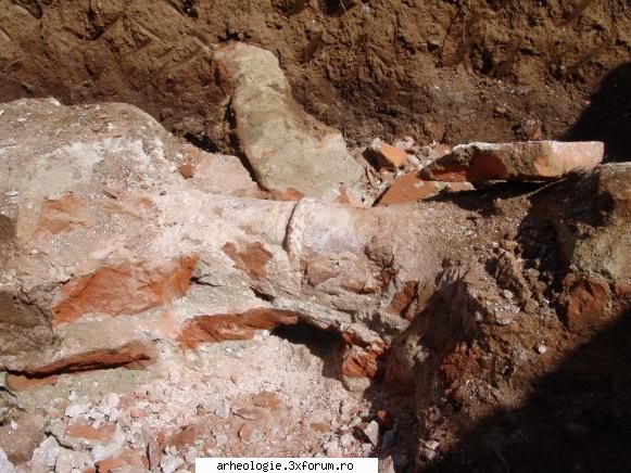Vestigii arheologice la Tragoviste - Canal de aductiune a apei din secolul XIV - Arheologia in Romania