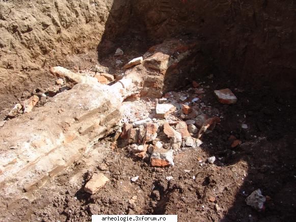 Vestigii arheologice la Tragoviste - Canal de aductiune a apei-secolul XIV - Arheologia in Romania