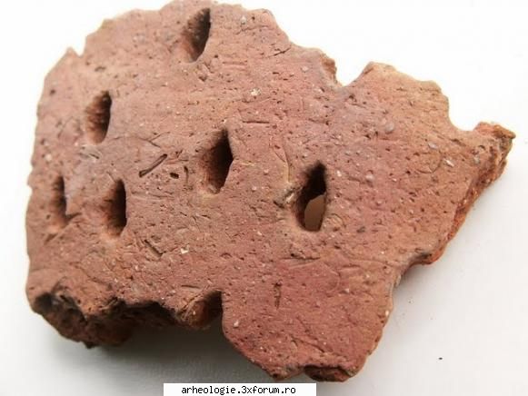 stie cineva ce este ? - are doar 5-6 cm, pare a fi un ciob, dar are gauri - Arheologia in Romania