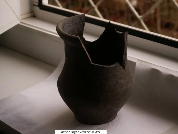 stie cineva ce este ? - Se pare ca fost sparta de excavator... mentionez - Arheologia in Romania